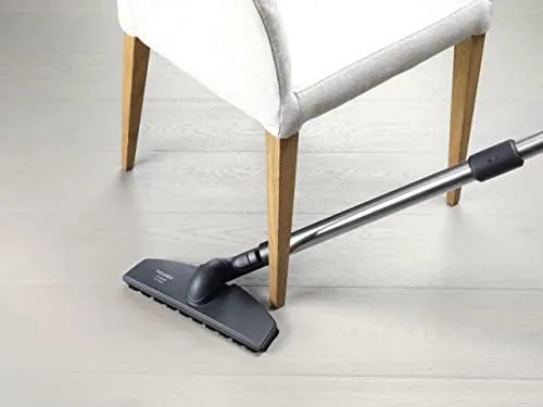 Comparison of the Parquet Twister with a universal hard floor brush