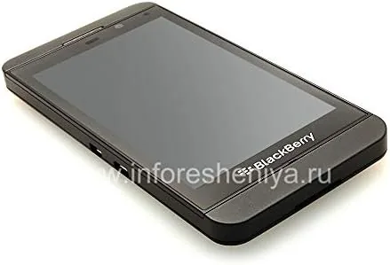 The Z10 placed beside an iPhone 5 and a Galaxy S4 for comparison