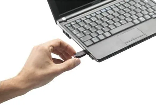 A laptop and a desktop exchanging photo folders through the Cruzer Blade