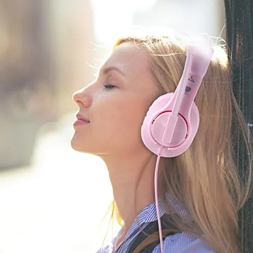 A sibling pair using the headphones at a shared desk during class