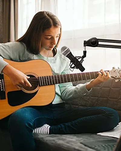 Podcaster recording at a desk with the Boseen shock mount in use