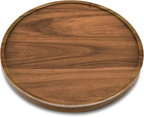 Close up of the acacia wood grain and the raised rim