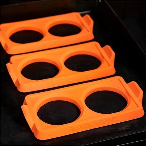 Silicone ring being wiped clean with a paper towel after cooking
