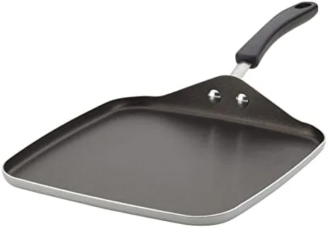 A full batch of vegetables being stir fried in the large Farberware skillet