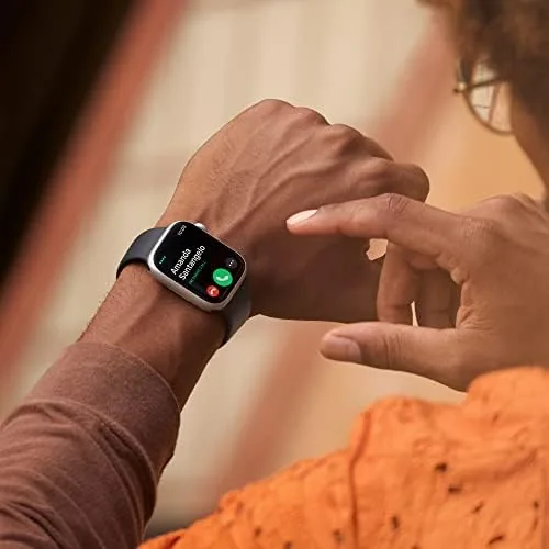 The Apple Watch Series 8 [GPS, 41mm] - Starlight Aluminum Case in real use