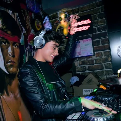 Detail shot of the OneOdio Wired DJ Hi-Res Over-Ear Headphones for PC, Keyboard Guitar features