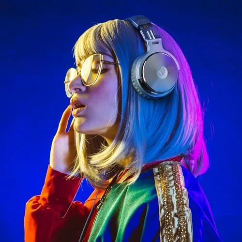 The OneOdio Wired DJ Hi-Res Over-Ear Headphones for PC, Keyboard Guitar in real use