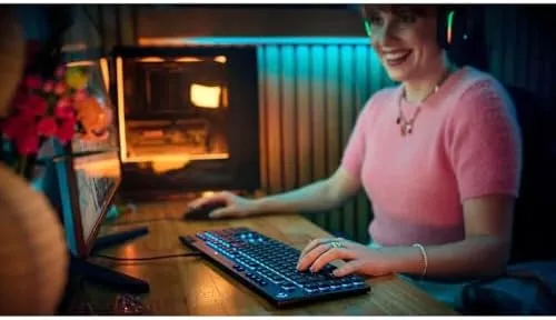 Close look at the Logitech G915 X Wired Gaming Keyboard (Linear)- Black | Low build quality