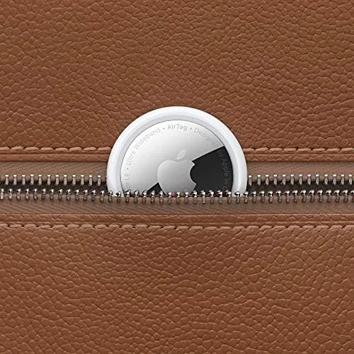 Comparison of an Apple AirTag with a Bluetooth only tracker keychain