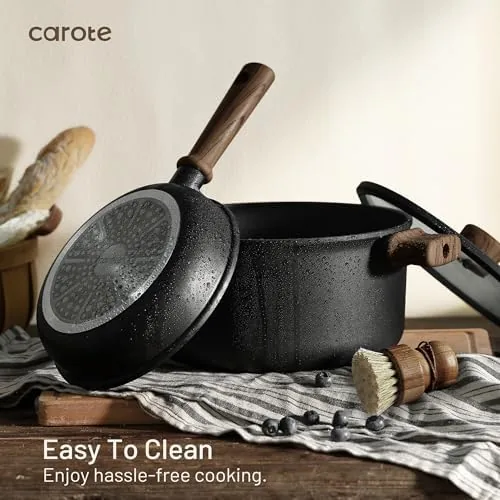 A tomato sauce simmering in a CAROTE saucepan with no sticking