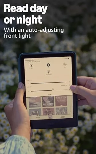 Kindle Colorsoft beside a grayscale Kindle showing the color difference